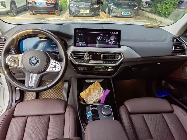 BMW iX3 — Фото автомобиля 4