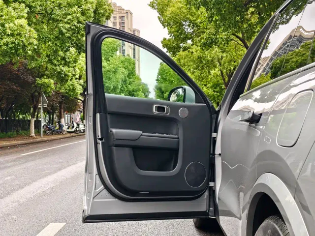 Li Auto L8 — Фото автомобиля 4