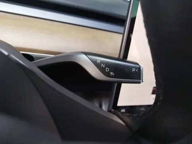 Tesla Model 3 — Фото автомобиля 13
