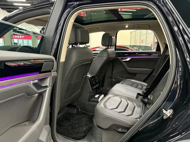 Volkswagen Touareg — Фото автомобиля 9