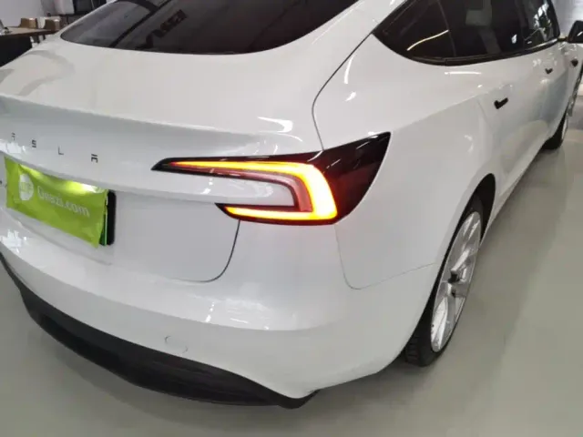 Tesla Model 3 — Фото автомобиля 7