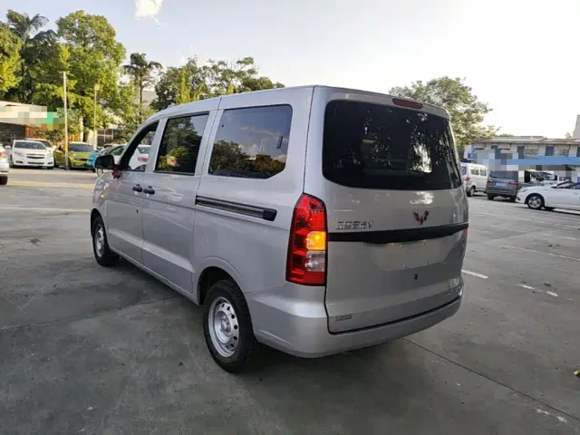 Wuling Hongguang V — Фото автомобиля 4