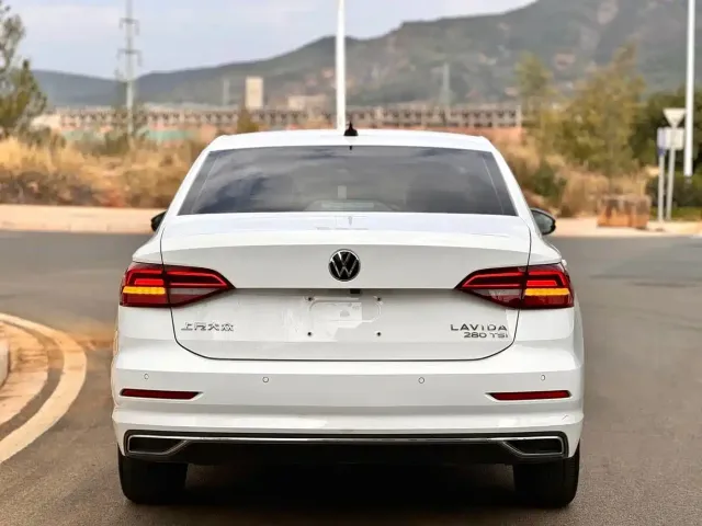 Volkswagen Lavida 2022 1.5L Auto Comfort Edition — Фото автомобиля 8