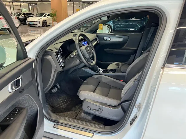 Volvo XC40 — Фото автомобиля 8