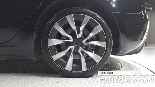 Tesla Model 3 — Фото автомобиля 6