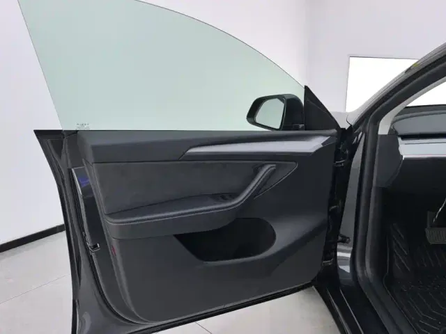 Tesla Model Y — Фото автомобиля 7