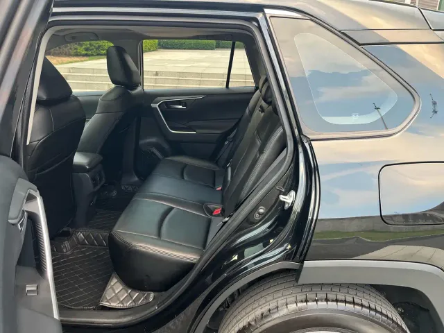 Toyota RAV4 — Фото автомобиля 10
