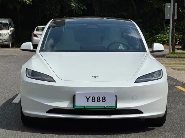 Tesla Model 3 — Фото автомобиля 2