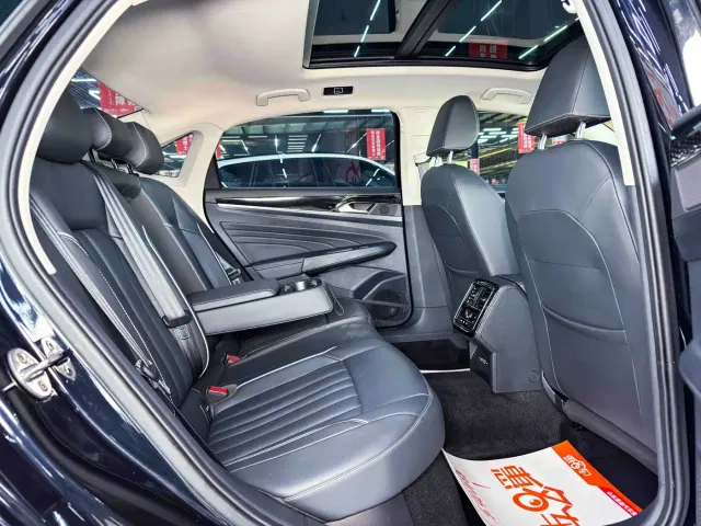 Volkswagen Passat — Фото автомобиля 14