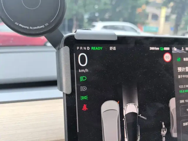 Tesla Model 3 — Фото автомобиля 12