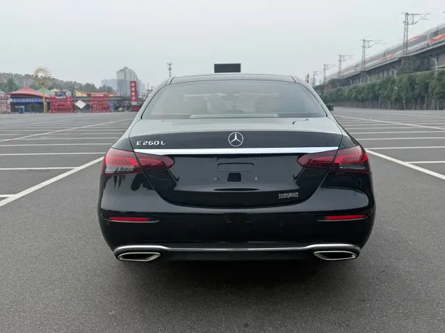 Mercedes-Benz E-Class — Фото автомобиля 5