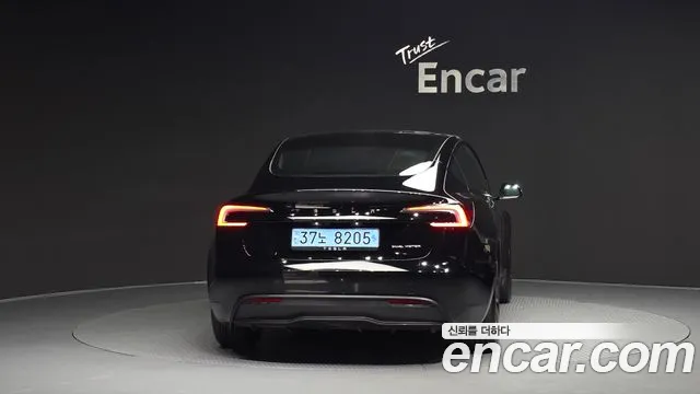 Tesla Model 3 — Фото автомобиля 4
