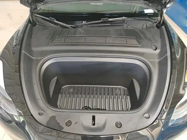 Tesla Model Y — Фото автомобиля 19