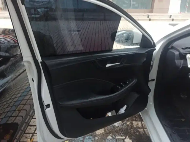 Roewe i5 — Фото автомобиля 7