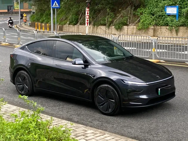 Tesla Model Y — Фото автомобиля 3