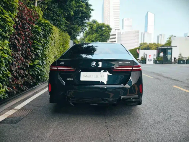BMW i5 — Фото автомобиля 4