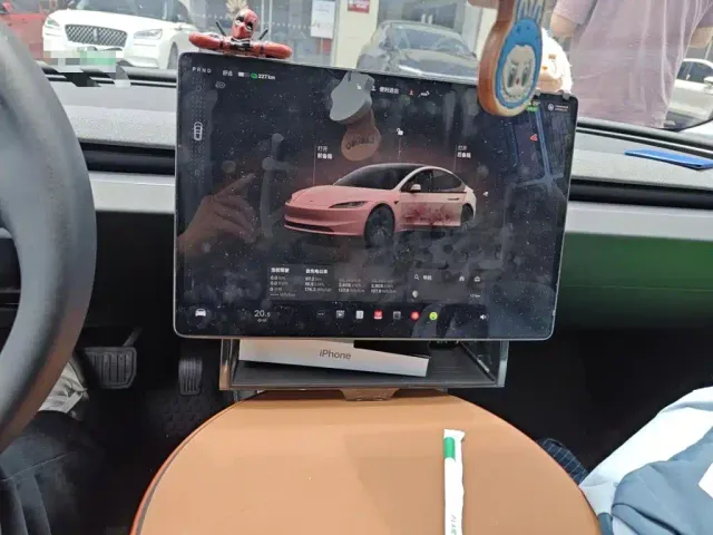 Tesla Model 3 — Фото автомобиля 5