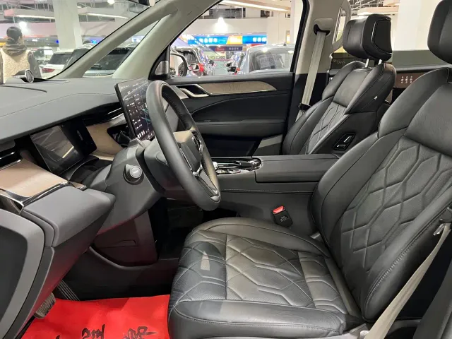 Volvo EM90 — Фото автомобиля 11