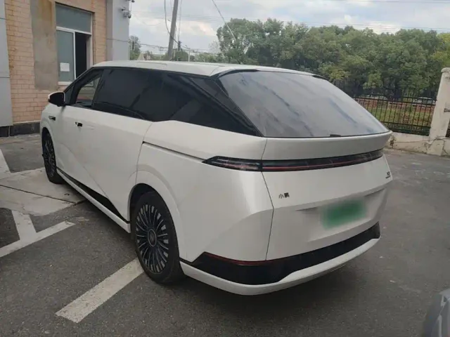 Xpeng X9 — Фото автомобиля 4