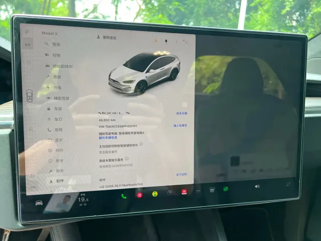 Tesla Model X — Фото автомобиля 15