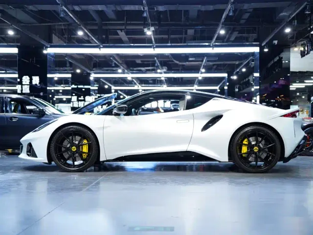Lotus Emira — Фото автомобиля 7