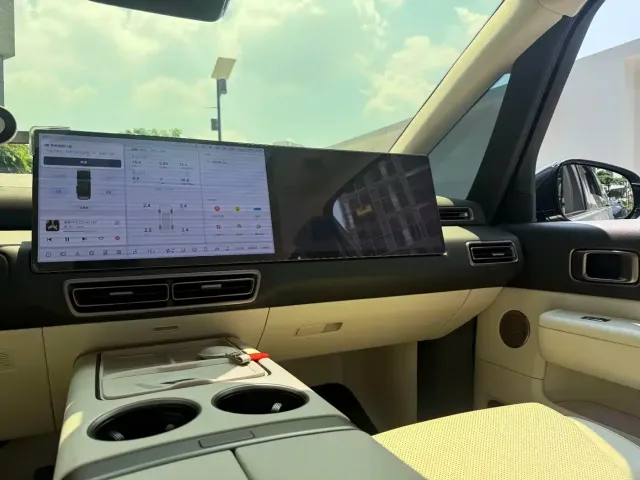 Li Auto MEGA — Фото автомобиля 17