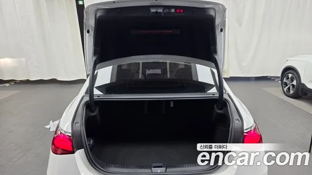Mercedes-Benz E-Class — Фото автомобиля 17