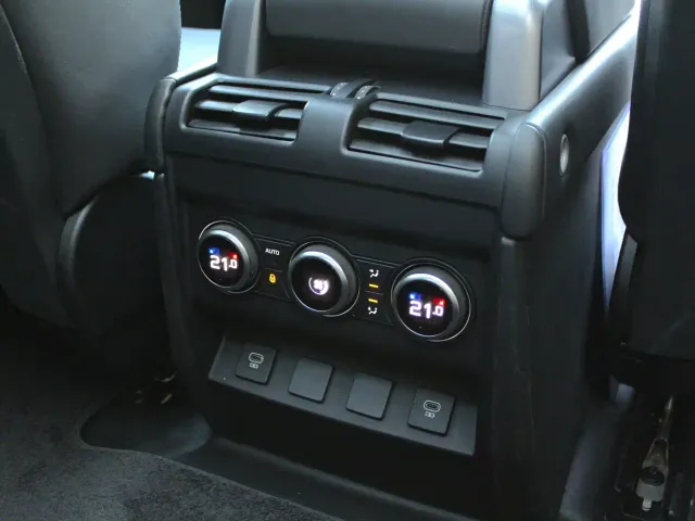 Land Rover Defender — Фото автомобиля 25