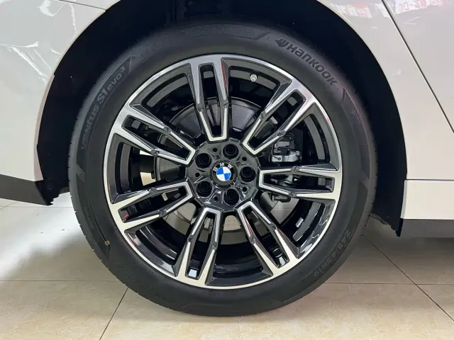 BMW 5 Series — Фото автомобиля 29