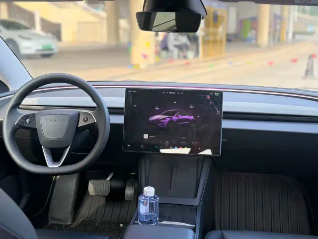 Tesla Model 3 — Фото автомобиля 11