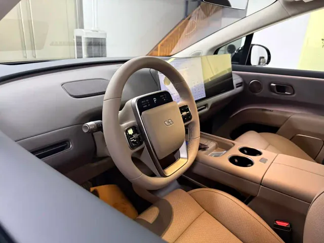 Li Auto i8 — Фото автомобиля 10