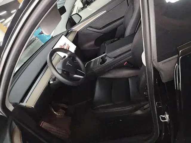 Tesla Model Y — Фото автомобиля 14