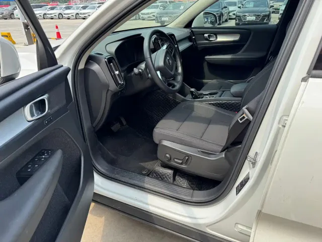 Volvo XC40 — Фото автомобиля 4
