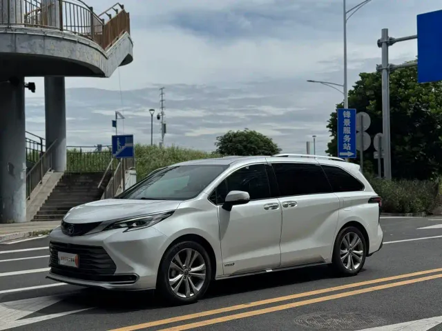 Фотография автомобиля — Toyota Sienna