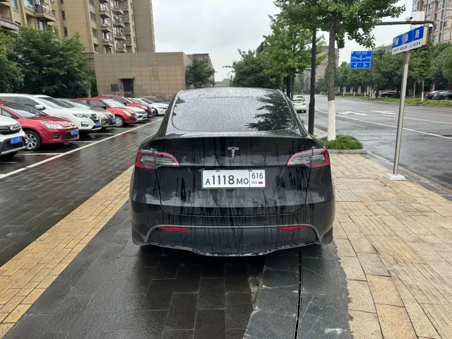 Tesla Model Y — Фото автомобиля 5