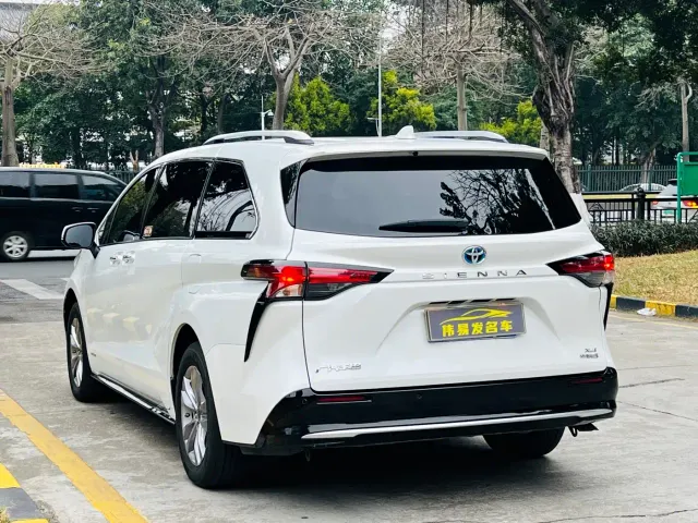 Toyota Sienna — Фото автомобиля 6