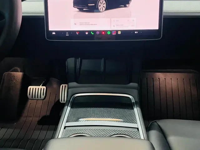 Tesla Model Y — Фото автомобиля 16
