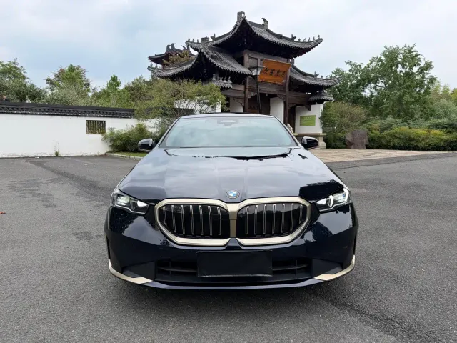 BMW 5 Series — Фото автомобиля 2