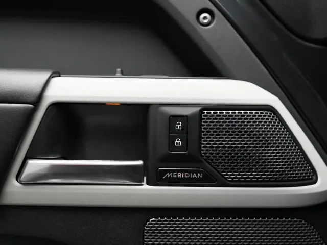 Land Rover Defender — Фото автомобиля 24