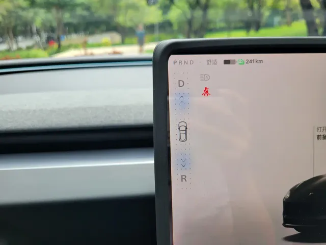 Tesla Model 3 — Фото автомобиля 19