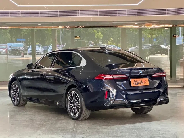 BMW 5 Series — Фото автомобиля 15