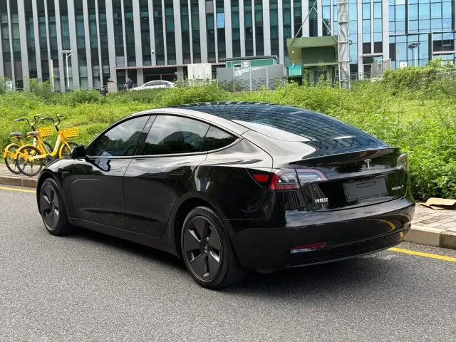 Tesla Model 3 — Фото автомобиля 14