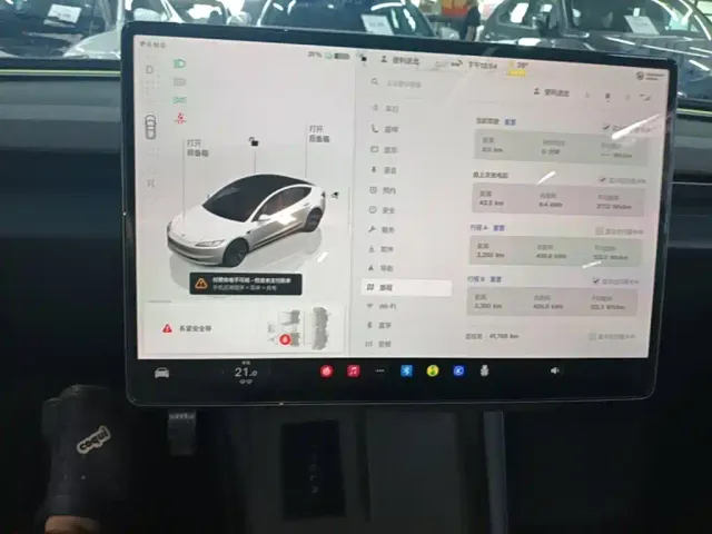 Tesla Model 3 — Фото автомобиля 12