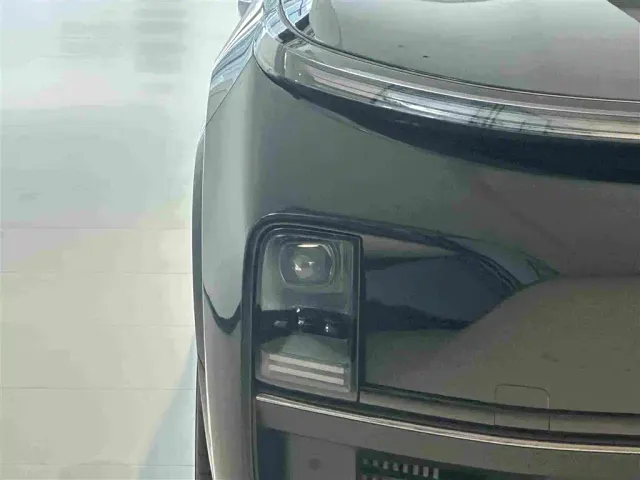 Li Auto L8 — Фото автомобиля 27