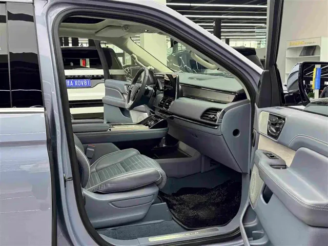 Lincoln Navigator — Фото автомобиля 7