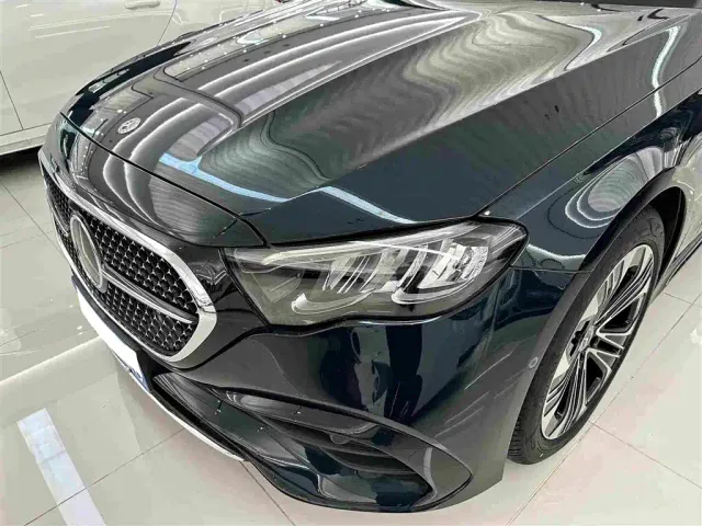 Mercedes-Benz E-Class — Фото автомобиля 3