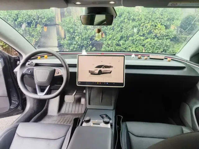 Tesla Model 3 — Фото автомобиля 12