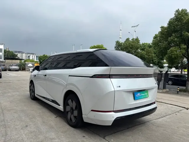 Xpeng X9 — Фото автомобиля 7