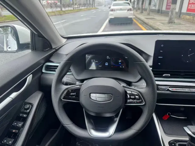 Geely Emgrand — Фото автомобиля 14