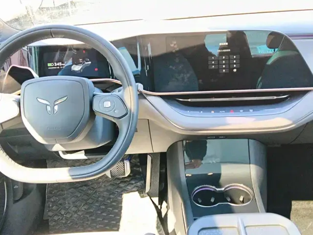 Hongqi EH7 — Фото автомобиля 12